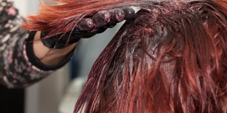 Le tie and dye sur des cheveux bruns