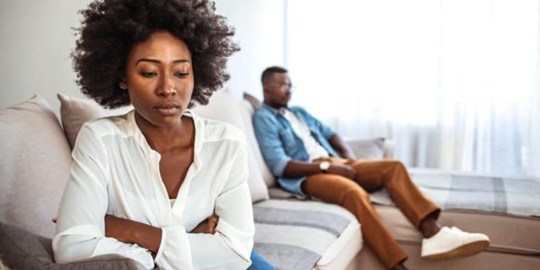 Que doit-on faire pour aider sa petite amie contrariée ?