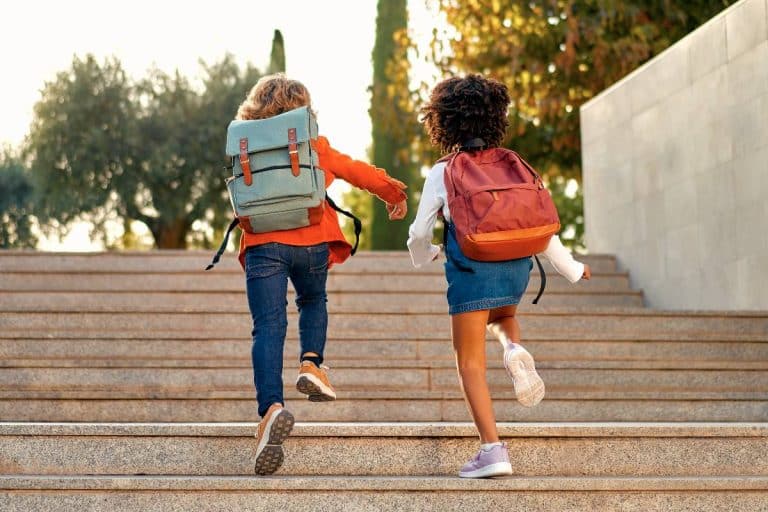 enfants allant à l'école avec leur cartable