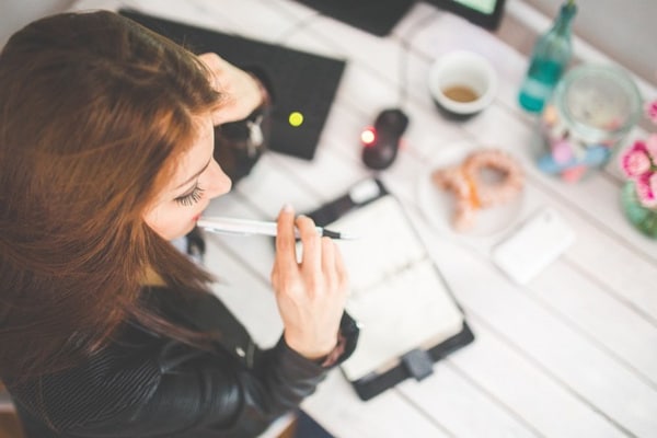 une femme qui travaille