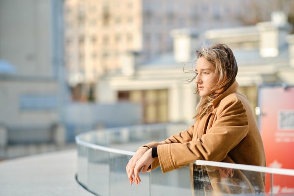une fille qui observe