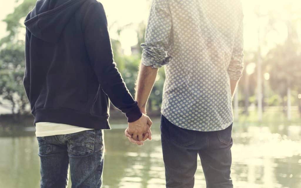 couple homme se tenant la main