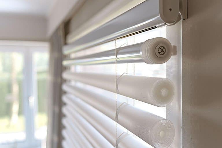 Comment réparer votre volet roulant sorti du rail : 5 étapes simples pour le remettre en place