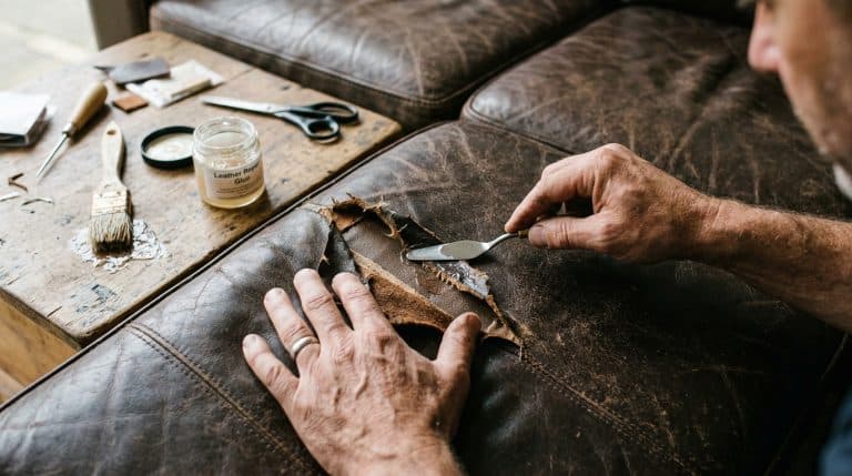 découvrez des méthodes efficaces et des astuces pratiques pour réparer un canapé en cuir et lui redonner son éclat d'origine facilement.